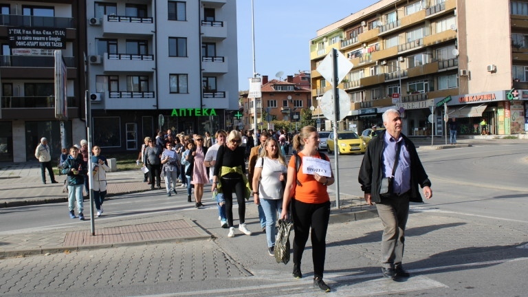 Лекари блокираха ключово кръстовище в Благоевград в знак на протест